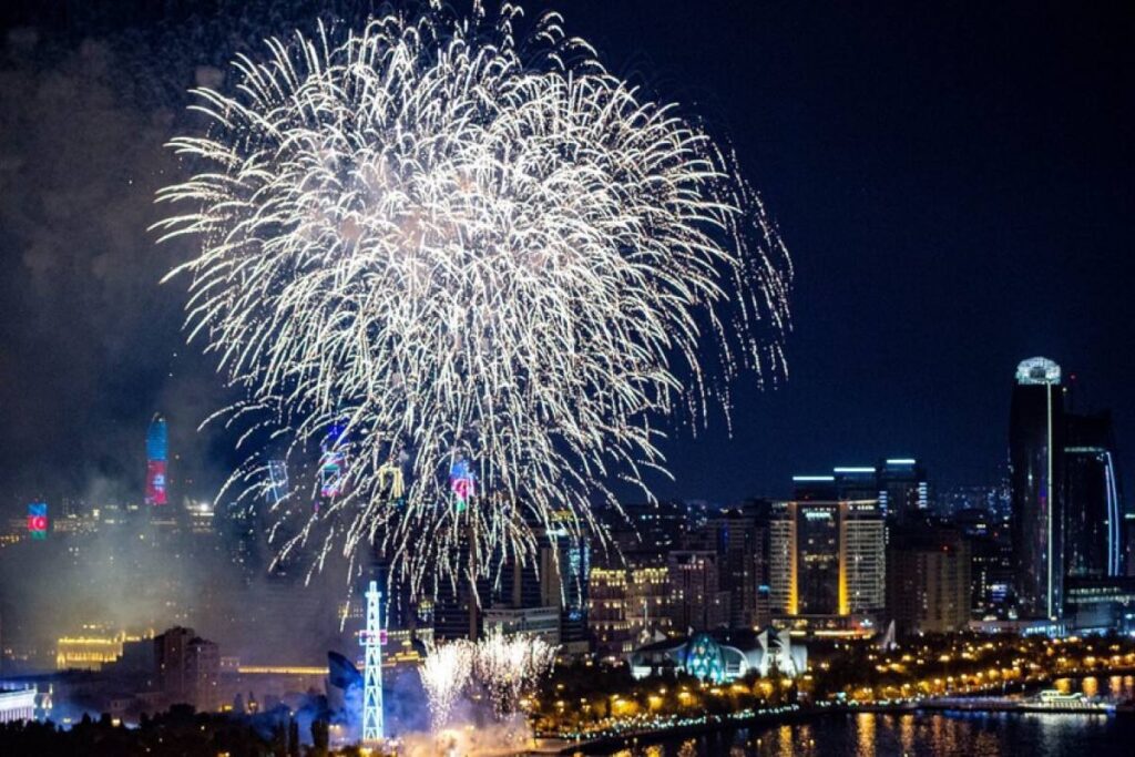 Фото 47 — Перово: праздничный фейерверк вечером